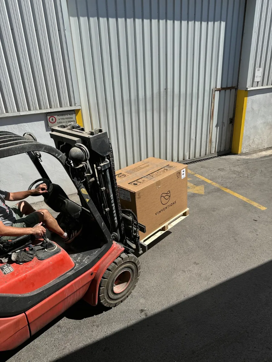 Carretilla elevadora moviendo un palé junto a la nave